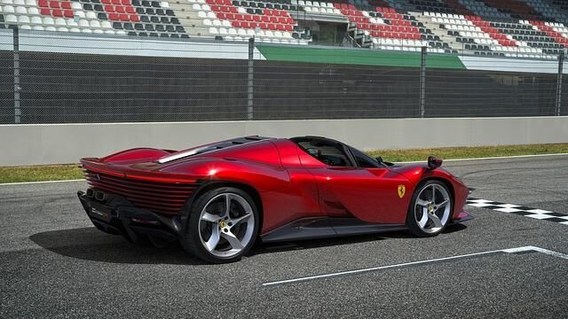 Ein 840 PS starker V12 werkelt im Heck des Daytona SP3