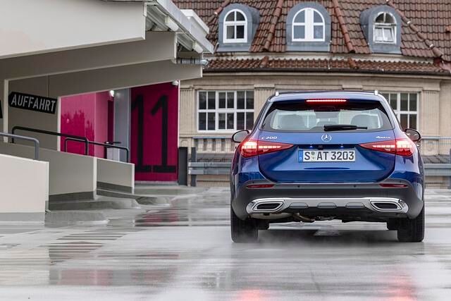 Ob grobe Steine, Verschränkung oder extreme Hänge – der All-Terrain vermag es, wesentlich schwierigere Hindernisse als der konventionelle Mercedes-Kombi der Mittelklasse zu überwinden
