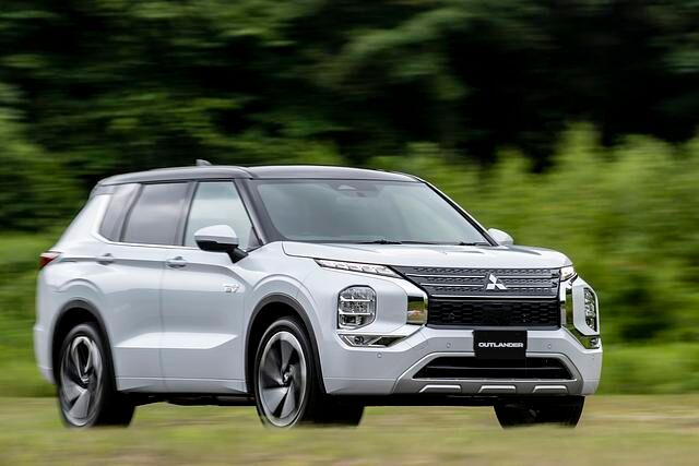 Objekt der Begierde ist dabei die vierte Generation des 4,71 Meter langen SUV mit Namen Outlander. Er teilt sich die Plattform mit dem Nissan X-Trail, wird derzeit aber nur in den USA verkauft