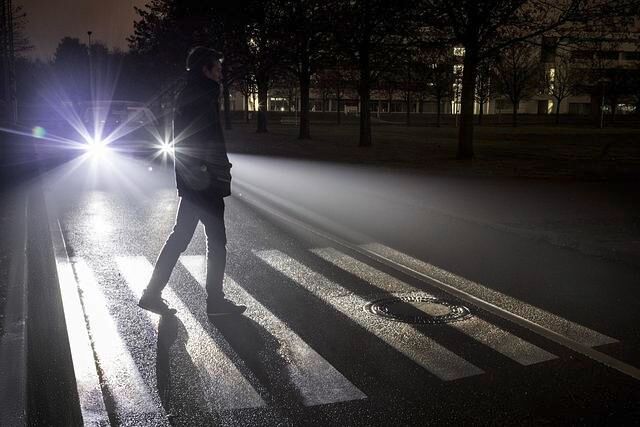 Fußgänger sind im Dunkeln schwer zu erkennen
