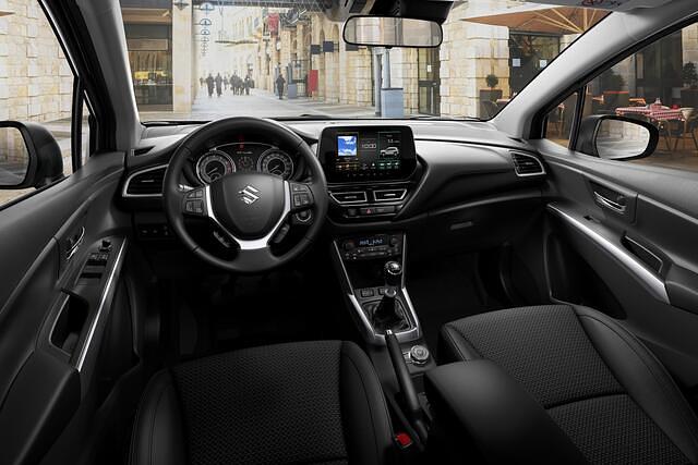 Innen gibt es ein neues Infotainment