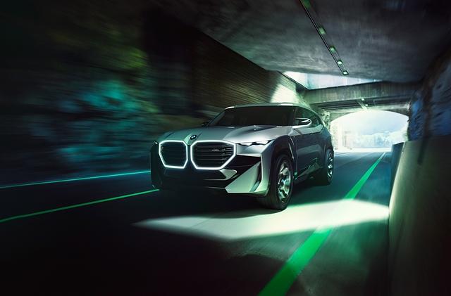 BMW Concept XM - Der Grill leuchtet