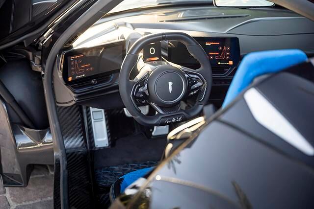 Das Ambiente ist zwar nicht ganz so barock und verspielt wie bei Bugatti, aber nicht minder luxuriös