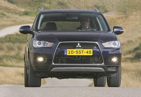 <h2 class='text-lg font-medium md:text-xl md:font-semibold'>Platz 4: MITSUBISHI Outlander</h2><p><a title="Tests und Erfahrungen Mitsubishi Outlander" href="https://www.autoplenum.de/auto/mitsubishi/outlander/suv-2012">Tests und Erfahrungen mit dem Mitsubishi Outlander</a></p>
<p>Mitsubishi ist Japans sechstgr&ouml;&szlig;ter Automobilhersteller und belegt mit dem Outlander als drittes japanisches Unternehmen Platz 4 der Autos mit mehr als 5 Sitzen. Die erste Outlander Generation startete Ihre Erfolgsgeschichte in Deutschland 2003, die zweite Generation folgte dann 4 Jahre sp&auml;ter 2007 und 2010 bekam der Outlander noch mal ein Facelift.</p>