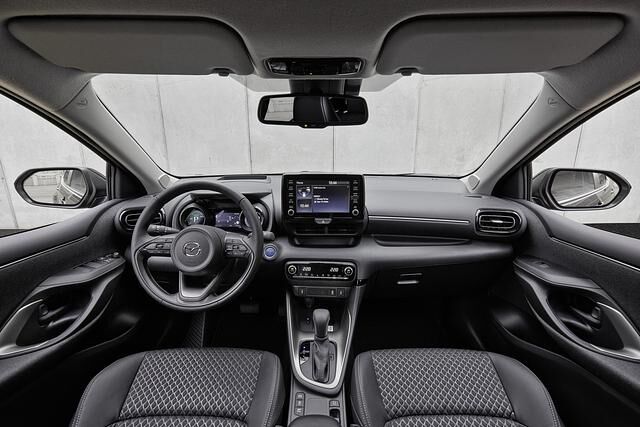 Wie sein Toyota-Bruder bietet der Mazda2 Hybrid einen modern eingerichteten Arbeitsplatz
