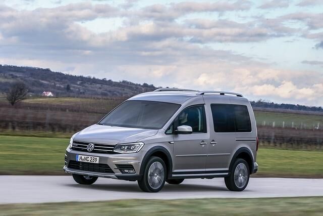 Gebrauchtwageninteresssenten mit Sinn für den schönen Schein schauen sich „Alltrack“-Modelle an