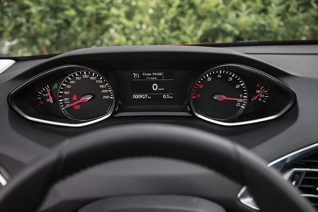 Stilprägendes Element ist das kleine Lenkrad. Hier schaut man nicht durch das Lenkrad auf die Instrumente, sondern über es hinweg