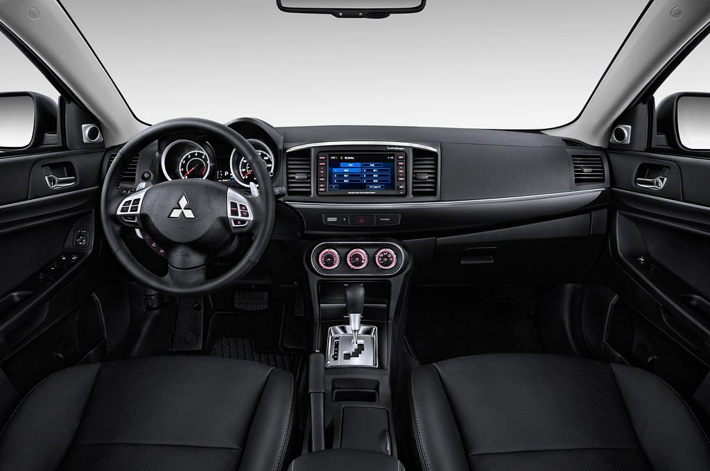 Mitsubishi Lancer Sportback (Baujahr 2015) - 5 Türen Cockpit und Innenraum