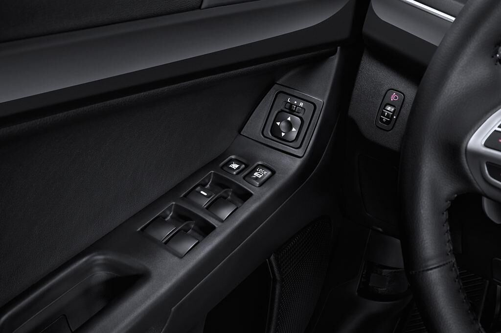 Mitsubishi Lancer Sportback (Baujahr 2015) - 5 Türen Bedienungselemente Tür