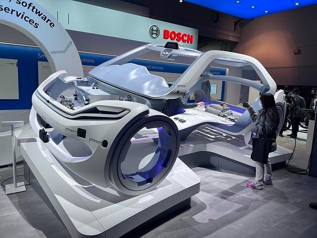 Zulieferer wie ZF oder Bosch präsentieren und verkaufen immer mehr Systeme, mit denen der Fahrer immer länger Pause hat, und die Studien ganz ohne Lenkrad werden als Robotaxen und Transport-Pods...