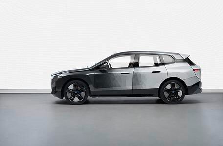 BMW iX Flow featuring E Ink  - Farbwechsel auf Knopfdruck  