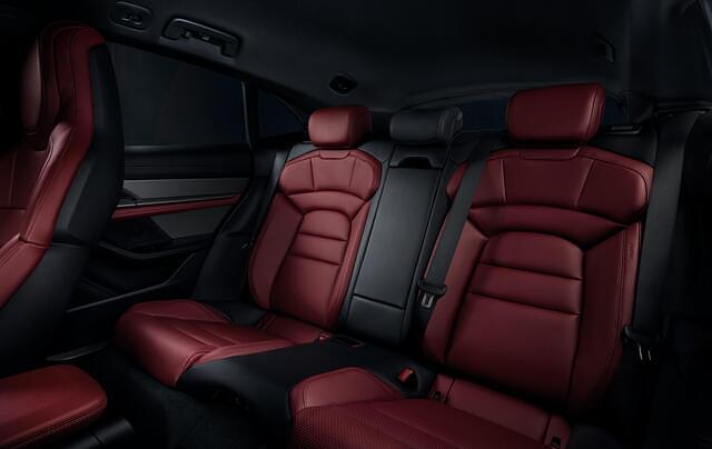 Im Vergleich zur Taycan-Limousine bietet der Sport Turismo auf der Rückbank etwas mehr Kopffreiheit. Zudem ist die Lehne der Rückbank umklappbar