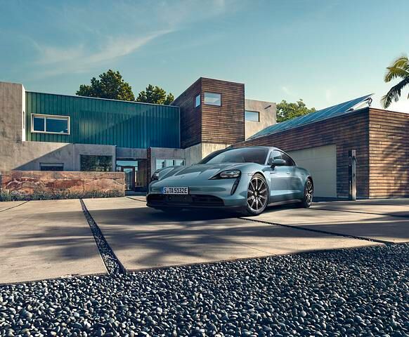 Der 390 kW/530 PS starke Taycan 4S ist um gut 45.000 Euro günstiger als der Taycan Turbo (500 kW/680 PS) und unterbietet das Spitzenmodell Taycan Turbo S (560 kW/761 PS) sogar um fast 78.000 Euro