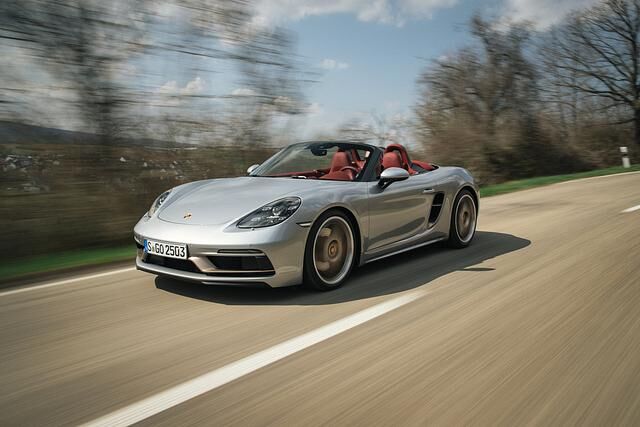 Mit einem Sondermodell des Boxster GTS ehrt Porsche den Jubilar, mit ein paar Design-Extras und behobener Ausstattung kostet er 96.356 Euro