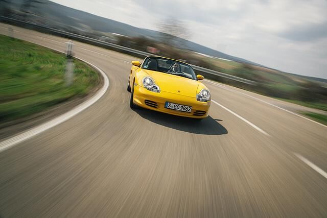 Der 4,31 Meter kurze, knallgelbe Roadster aus der ersten Boxster-Generation wirkt in besonderer Weise aktuell