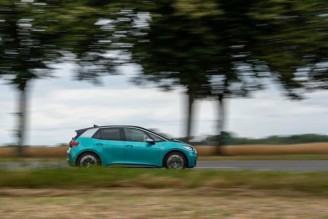 Die Beschleunigung erfolgt - typisch elektrisch - nahtlos, schließlich müssen keine Gänge gewechselt werden und die Lenkung bleibt schön frei von Antriebseinflüssen