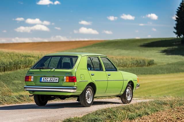 Als Gegenentwurf zum VW Golf wird 1977 der Mazda 323 eingeführt