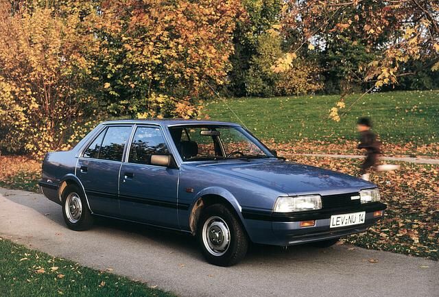 Der Mazda 626 gewinnt 1983 als erster Japaner einen Vergleichstest gegen ein Mercedes-Modell
