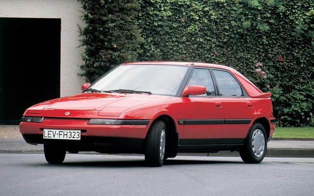 Ab 1989 steht das viertürige Coupé 323 F in den Schauräumen der Händler