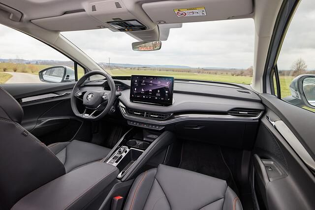Im Cockpit wählte man eine angehnehme Mischung aus Touch- und Analogwelt, deren Bedienung sich nahezu intuitiv erschließt