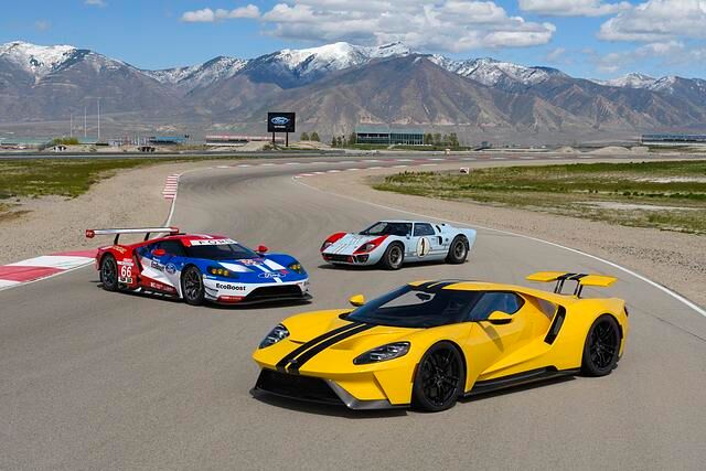 Auch extreme Sportwagen gehören zur Tradition von Ford dazu. Hier der Ford GT aus dem Jahr 2016 sowie im Hintergrund der Ur-GT