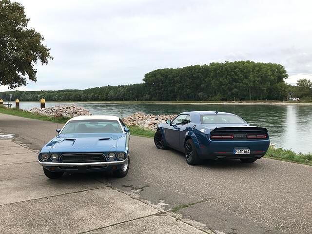 Impression: Dodge Challenger R/T 2021 trifft Challenger R/T 1974 - Ein schönes Paar
