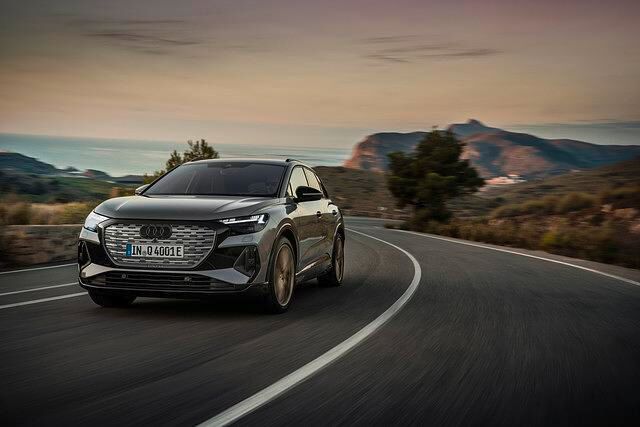 Bei der ersten Testrunde mit dem Topmodell Q4 50 e-tron quattro fällt vor allem die Souveränität des Antriebs auf; trotz eines Gewichts von über 2,1 Tonnen