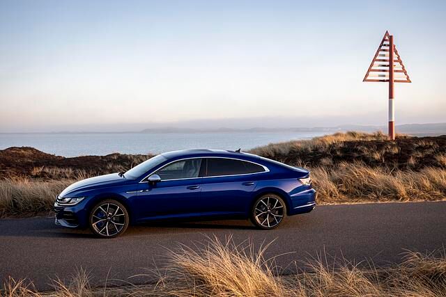 Der Arteon R kostet allerdings auch so viel wie ein Sportwagen: beim Coupé geht es ab 63.000 Euro los