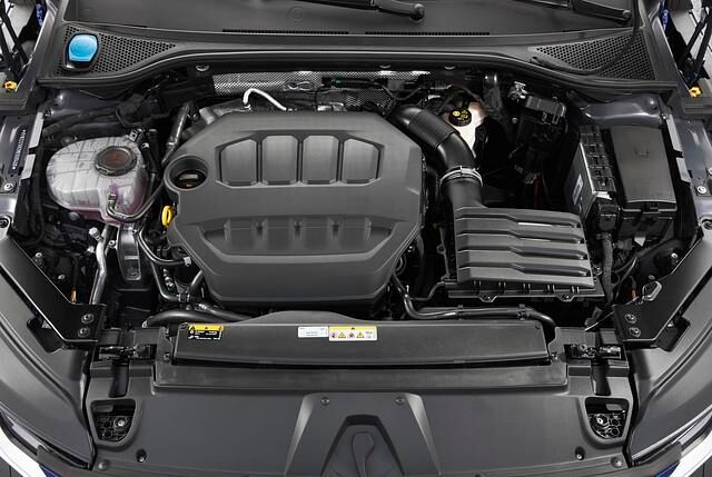 Unter der Motorhaube sieht der Arteon R etwas unscheinbar aus