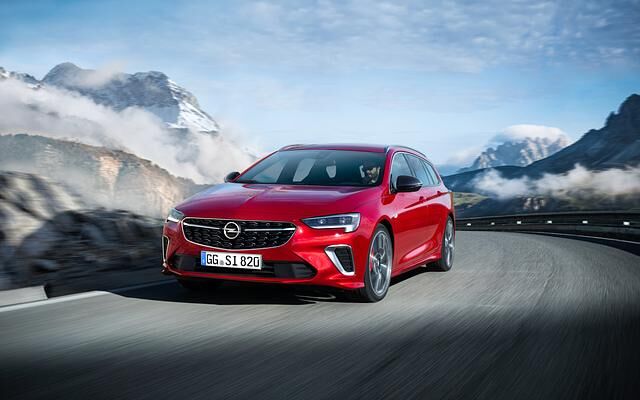 Der Opel Insignia streckt sich in der Länge auf fast 5 Meter