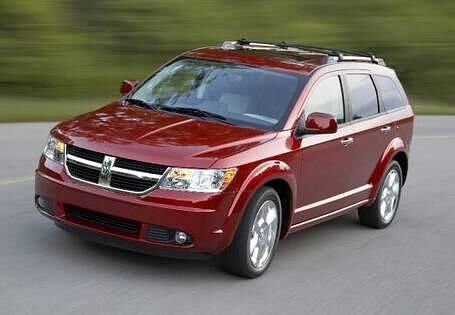 <h3 class='text-lg font-medium md:text-xl md:font-semibold'>Platz 4: Dodge Journey</h3><p>Journey = Reise. Das sp&uuml;rt man an allen Ecken und Kanten. Und da gibt es auf fast f&uuml;nf Meter L&auml;nge genug: der Dodge ist hoch, lang, breit, und das alles zugleich. Die &uuml;ppige amerikanische Dimension bemerkt der Fahrer besonders in der Stadt, die wenn nicht schon eng, es dann erst recht wird. Oder in engen Parkl&uuml;cken, oder im Seitenwind, ... oder eben bei der Variabilit&auml;t. 4,88 Meter L&auml;nge gen&uuml;gen dem US-Boy f&uuml;r sieben Personen. Mit der 3. Reihe (Sitzlehne 50:50 umklappbar) ist es um den Kofferraum (550 l) allerdings geschehen: Smart-Niveau.<br /><br />Die Gep&auml;ckeinflugschneise von etwa 80 cm Breite bl&uuml;ht in der L&auml;nge richtig auf (2,70 m), wenn zus&auml;tzlich die Beifahrersitzlehne flach gelegt wird. Und ein Ladepraktiker ist der gro&szlig;e Dodge auch mit dem gescheiten "Tip &acute;n Slide"-Sitzsystem, den pfiffigen Bodenf&auml;chern im hinteren Fu&szlig;raum (Volumen: 5,9 l oder 12 x 0,33 l Getr&auml;nkedosen + Eis!), dem Heer der Steckdosen oder der F&uuml;lle an Ablagen: zwei Handschuhf&auml;cher, ein Fach unter der Beifahrersitzfl&auml;che, das zus&auml;tzliche Kofferraumbodenfach, das gro&szlig;e Staufach auf dem Armaturenbrett... &ndash; packende Variabilit&auml;t.</p>
<p><strong><a title="Dodge Journey Tests & Erfahrungen" href="https://www.autoplenum.de/auto/dodge/journey" target="_blank" rel="noopener">Alle Tests & Erfahrungen mit Dodge Journey</a></strong></p>