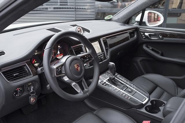 Das Interieur entspricht der typischen Porsche-Designsprache und bietet mit der leicht ansteigenden Mittelkonsole jede Menge Bedienknöpfe