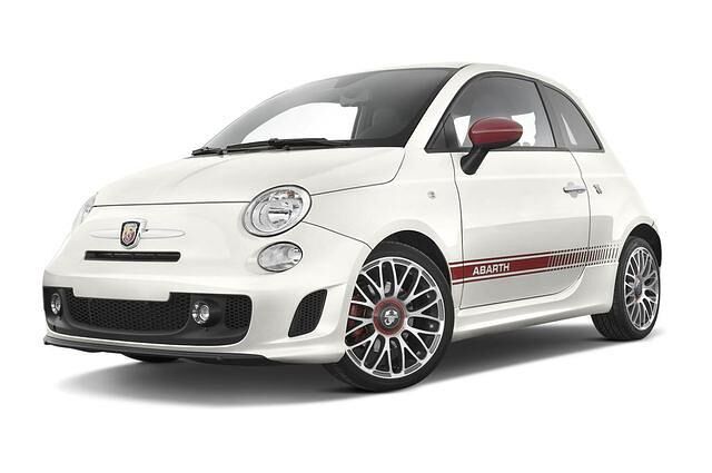 <h3 class='text-lg font-medium md:text-xl md:font-semibold'>Platz 4: FIAT Abarth 500</h3><p>Das Frauenauto 500 ist mit dem Vornamen Abarth so richtig auf den Mann gekommen. Er schaut s&uuml;&szlig;, aber er bei&szlig;t: Der erfrischende Turbomotor gabelt sich die Kehren frech, das Fahrwerk verschlingt sie dann. Der 1.035 kg leichte Abarth 500 ist ein Kurvenstaubsauger erster Klasse. Unversch&auml;mt, wie l&auml;ssig man innen, au&szlig;en, scheinbar &uuml;berall &uuml;berholt. Punch, Durchzug, Elastizit&auml;t? Auch alle da. Der 1.4 mit 3HHH-Lader, 206 Nm bei 3.000/min und 135 PS bei 5.500 U/min, pflegt seine Pferde gut im Stall. In 7,7 s rennt er bis 100, maximal 205 km/h. Die Raumverh&auml;ltnisse sind die des braven 500: Genug Platz vorne, wenig hinten und noch weniger ganz hinten (Kofferabteil: 185 l). Der Versuch den 6.Gang einzulegen, scheitert mit metallischem Kratzen in der Getriebegasse des F&uuml;nfganggetriebes. Die Shift-Up-Leuchte nervt etwas, das Tachoblatt ist noch schlechter ablesbar als beim Fiat 500 &hellip; na und?</p>
<p><a title="Fiat 500 Kleinwagen (2007 - heute)" href="https://www.autoplenum.de/auto/fiat/500/kleinwagen/2007" target="_blank" rel="noopener"><strong>Alle Erfahrungen & Tests mit Fiat Abarth 500</strong></a></p>