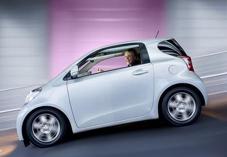 <h3 class='text-lg font-medium md:text-xl md:font-semibold'>Platz 5: Toyota IQ</h3><p>Variabilit&auml;t und Flexibilit&auml;t gehen auch in aller K&uuml;rze. Der Toyota iQ ist lediglich 19 cm l&auml;nger als ein Smart, aber der kleinste Viert&uuml;rer der Welt. Wie aber ordnet man vier Personen und neun Airbags auf nur 2,99 x 1,50 x 1,68 m? F&uuml;r den extrem kurzen vorderen &Uuml;berhang (530 mm) sorgen das neu konstruierte Vorderachsdifferenzial und das kompakte Lenkgetriebe, f&uuml;r mehr Raum der unter den R&uuml;cksitzen platzierte Unterflurtank (Volumen: 32l), die schr&auml;g angestellten hinteren Sto&szlig;d&auml;mpfer und die stark ausged&uuml;nnten Vordersitzlehnen.<br /><br />Die ungewohnte Sitzgeometrie "3+1" bedeutet aber auch, dass hinter dem Fahrersitz nur noch ein Kind oder zus&auml;tzliches Gep&auml;ck unterkommt. Vom Kofferraum (168 bei einem, 242l bei zwei umgeklappten R&uuml;cksitzen) bleibt bei voller Besetzung fast nix &uuml;brig &ndash; 32 Liter. So bleibt die gro&szlig;e Tasche in diesem Moment zwar auf der Strecke, aber das Smart-Ur-Problem &ndash; "Der dritte Insasse nimmt bitte die S-Bahn" &ndash; ist damit gel&ouml;st.</p>
<p><strong><a title="Toyota iQ Tests & Erfahrungen" href="https://www.autoplenum.de/auto/toyota/iq" target="_blank" rel="noopener">Alle Tests & Erfahrungen mit Toyota IQ</a></strong></p>
