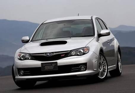 <h3 class='text-lg font-medium md:text-xl md:font-semibold'>Platz 7: SUBARU Impreza WRX STi</h3><p>Der Subaru Impreza WRX STi ist ein World Rallye Car f&uuml;r den Hausgebrauch: Dynamisch, fahraktiv, fahrsicher. Mal lammfromm, mal ungest&uuml;m. Im Gemeinen hat der Sportwagen zwei T&uuml;ren und zwei Sitze. Der WRX STi hat von all dem vier und dazu noch ein gro&szlig;es Gep&auml;ckabteil. Damit ist er Kleinfamilientransporter und Sportauto in einem. Die monumentale Lufthutze, das B&uuml;gelbrett am Heck und die oft goldenen Felgen sind ziemlich geschmacklos &ndash; klasse. Der wunderbar derbe und raue Zweiliter-Boxer haut 280 PS auf die Gasse und dreht bis 8.000 U/min. Die Traktion, das was auf die Stra&szlig;e passt, hat bei Subaru Tradition. Das nicht nur sprichw&ouml;rtlich mitrei&szlig;ende Ergebnis: kaum Schlupf, kein Ausbrechen, brutaler Schub dank Allradantrieb. Das Sechsgang-Sportgetriebe ist pr&auml;zise. Und der STi bremst mit der Brembo-Bremsanlage ganz einfach genauso, wie er auch beschleunigt: brachial.</p>
<p><a title="Subaru WRX Limousine Tests" href="https://www.autoplenum.de/auto/subaru/wrx/limousine" target="_blank" rel="noopener"><strong>Alle Erfahrungen & Tests zu Subaru Impreza WRX STi</strong></a></p>