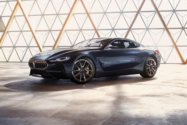 <h3 class='text-lg font-medium md:text-xl md:font-semibold'>Platz 1: BMW 8er Coupé – weil Luxus einfach sein muss</h3><p>Der neue BMW 8er startet als Coup&eacute; und Cabrio gegen Ende 2018. Ein viert&uuml;riges Gran Coup&eacute; folgt 2019.</p>
<p>BMW macht noch keine offiziellen Angaben zur Motorisierung. Die Profis vermuten aber, dass es einen 840i mit 326 PS sowie einen 850i mit 450 PS geben wird. Preistechnisch kann man davon ausgehen, dass der neue 8er &auml;hnlich teuer sein wird wie sein ikonischer Vorg&auml;nger vor 30 Jahren. Das Oberklasse-Coup&eacute; E31 kam 1989 auf den Markt, um sich nach zehn Jahren und nur 30.000 verkauften Modellen wieder zu verabschieden. Der neue 8er Coup&eacute; ist der Clou der gesamten Modelloffensive der M&uuml;nchner Autobauer. Neben dem Spitzenreiter sind auch noch die beiden 2er Vans, drei M-Modelle und der i8 als Roadster mit am Start.</p>
<p>Wof&uuml;r ist der 8er gut? Nat&uuml;rlich f&uuml;r die Freude am Fahren. Allerdings ist der 8er-Fahrspa&szlig; in zweierlei Hinsicht ein Teurer. Den k&uuml;nftigen BMW-Fahrer erwarten nicht nur hohe Anschaffungskosten, sondern auch ein hoher Spritverbrauch, ganz zu schweigen von der Versicherung. Aber sei es ihm geg&ouml;nnt &ndash; dem BMW 8er Fahrer. Wir freuen uns schon auf die Erfahrungsberichte!</p>