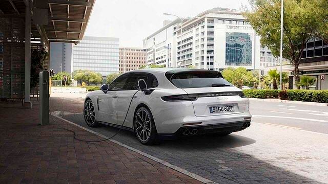<h3 class='text-lg font-medium md:text-xl md:font-semibold'>Platz 1: Porsche Panamera Turbo S E-Hybrid Sport Turismo</h3><p><strong><a style="background-color: #ffffff;" title="Erfahrungen & Tests Porsche Panamera " href="https://www.autoplenum.de/auto/porsche/panamera/kombi-2016">Erfahrungen & Tests mit dem Porsche Panamera findest du hier.</a></strong></p>
<p>Dieser Kombi von Porsche beschleunigt von 0 auf 100 km/h in sagenhaften 3,40 Sekunden und belegt damit den ersten Platz unserer Rangliste.</p>
<p>&nbsp;</p>