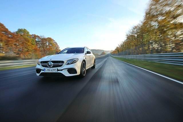 <h3 class='text-lg font-medium md:text-xl md:font-semibold'>Platz 2: Mercedes-Benz AMG E63 S T-Modell</h3><p><strong><span><a style="background-color: #ffffff;" title="Tests & Erfahrungen Mercedes-Benz E-Klasse Kombi" href="https://www.autoplenum.de/auto/mercedes-benz/e-klasse/kombi-2016">Alle Tests & Erfahrungen mit dem rasanten E-Klasse T-Modell gibt es hier.</a></span></strong></p>
<p>Der zweitbeste unserer Rangliste &ndash; der Kombi aus dem Hause AMG braucht nur 3,5 Sekunden, um von 0 auf 100 km/h zu kommen.</p>
<p>&nbsp;</p>