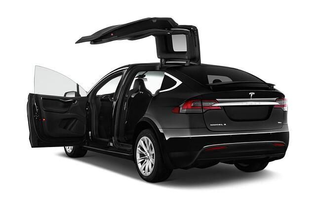 <h3 class='text-lg font-medium md:text-xl md:font-semibold'>Platz 2: Tesla Model X</h3><p><a title="Tests & Erfahrungen Tesla Model X " href="https://www.autoplenum.de/auto/tesla/model-x/suv-2015">Zu den Tests & Erfahrungen mit dem Tesla Model X</a></p>
<p>Drei Worte f&uuml;r Platz zwei: Tesla Model X</p>
<p><strong>Reichweite laut Hersteller:</strong> 565 Kilometer <br /> <strong>Reale Reichweite:</strong> 350 bis 400 Kilometer &ndash; laut einem Dauertest von Chip.de</p>
<p>Mit diesem Wert ist das Model X sogar besser als unser Platz 1!&nbsp;</p>
<p>&nbsp;</p>