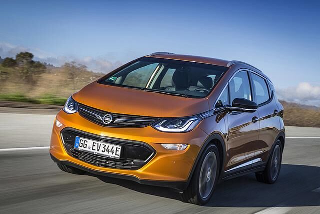 <h3 class='text-lg font-medium md:text-xl md:font-semibold'>Platz 3: Opel Ampera-e</h3><p><a title="Tests & Erfahrungen Opel Ampera-e " href="https://www.autoplenum.de/auto/opel/ampera-e/van-2017">Zu den Tests & Erfahrungen mit dem Opel Ampera-e</a></p>
<p>Der beste deutsche Stromer ist unter den Top 3: Opel Ampera-e.</p>
<p><strong>Reichweite laut Hersteller:</strong> 520 Kilometer <br /><strong>Reale Reichweite:</strong> zwischen 250 und 300 Kilometern &ndash; gefunden auf einschl&auml;gigen Foren.</p>
<p>&nbsp;</p>
