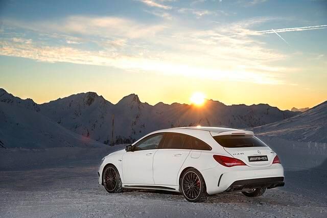 <h3 class='text-lg font-medium md:text-xl md:font-semibold'>Platz 9: Mercedes-Benz AMG CLA 45 Shooting Brake 4Matic</h3><p><a style="background-color: #ffffff;" title="Test und Erfahrungen Mercedes-Benz CLA Kombi " href="https://www.autoplenum.de/auto/mercedes-benz/cla/kombi-2015"><strong>Alle Tests & Erfahrungen mit dem&nbsp;Mercedes-Benz AMG CLA 45 gibt es hier</strong></a></p>
<p>Sch&ouml;n und schnell - gibt es eine(n) bessere(n) Kombi? Oh ja! Dieser Shooting Brake von AMG schafft es in 4,3 Sekunden von 0 auf 100 km/h.</p>
<p>&nbsp;</p>
