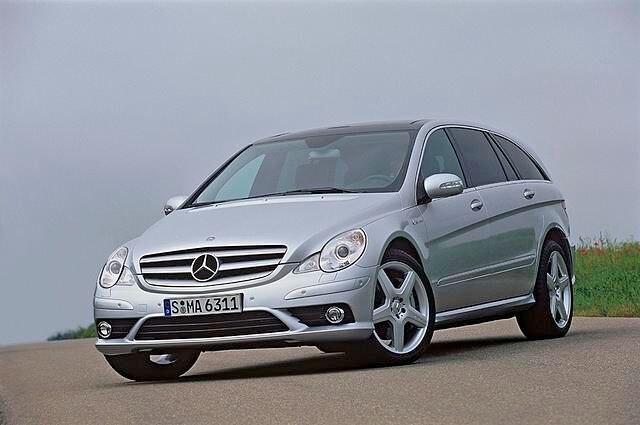 <h3 class='text-lg font-medium md:text-xl md:font-semibold'>Platz 1: Mercedes-Benz R-Klasse</h3><p><a title="Tests & Erfahrungen Mercedes-Benz R-Klasse" href="https://www.autoplenum.de/auto/mercedes-benz/r-klasse/van-2005">Zu den Tests & Erfahrungen mit der Mercedes-Benz R-Klasse</a></p>
<p><strong>Anzahl Sitze:</strong> 6<br /> <strong>Beschleunigung von 0 auf 100 km/h:</strong> 5,0 Sekunden</p>
<p>&nbsp;</p>