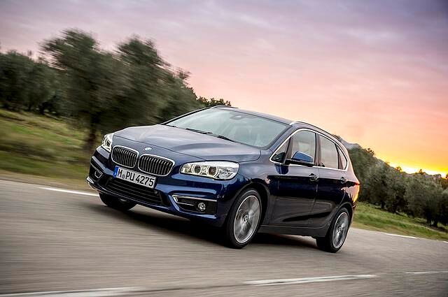 <h3 class='text-lg font-medium md:text-xl md:font-semibold'>Platz 2: BMW 2er Active Tourer</h3><p><a title="Tests & Erfahrungen BMW 2er " href="https://www.autoplenum.de/auto/bmw/2er/van-2014">Zu den Tests & Erfahrungen mit dem BMW 2er</a></p>
<p><strong>Anzahl Sitze:</strong>&nbsp;5<br /> <strong>Beschleunigung von 0 auf 100 km/h:</strong>&nbsp;6,3 Sekunden</p>
<p>&nbsp;</p>