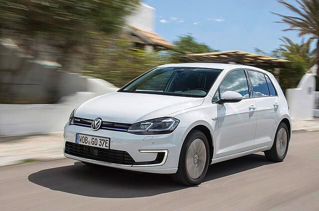<h3 class='text-lg font-medium md:text-xl md:font-semibold'>Platz 6: VW Golf-e</h3><p><a title="Tests & Erfahrungen VW Golf-e" href="https://www.autoplenum.de/auto/vw/golf/kompaktwagen-2012">Zu den Tests & Erfahrungen mit dem VW Golf-e</a></p>
<p>Den Platzhirsch der Kompaktklasse gibt es nat&uuml;rlich auch als &bdquo;E&ldquo;. VW Golf-e mit der...</p>
<p><strong>Reichweite laut Hersteller:</strong> 300 Kilometer <br /><strong>Reale Reichweite:</strong> bis zu 258 Kilometer im Test von Utopia und nur 145 Kilometer unter der Lupe von ADAC</p>