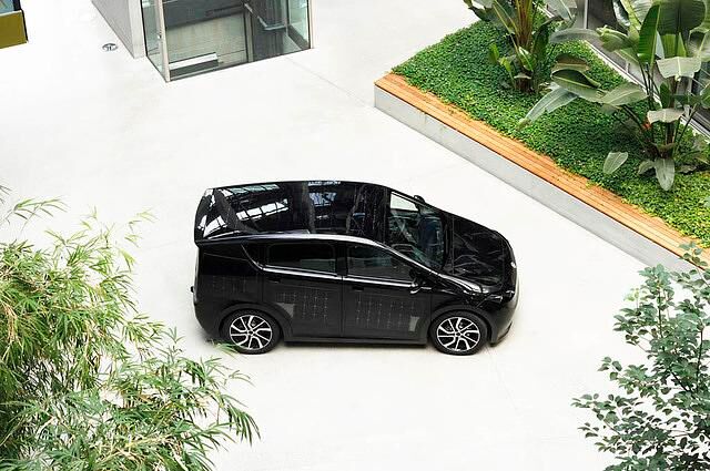 <h3 class='text-lg font-medium md:text-xl md:font-semibold'>Platz 6: Das erste Solarauto ist da</h3><p>Der Sion wurde vom M&uuml;nchener Start Up Sono Motors entwickelt und ist das erste E-Fahrzeug, das eingebaute Solarzellen zur Aufladung der Batterie nutzt. Seine Reichweite wird mit 250 Kilometern angegeben. Kaufen kann man den Sono f&uuml;r nur 16.000 Euro. Der Preis f&uuml;r die Batterie kommt obendrauf. Das Auto ist in der Lage mit den eigenen Solarzellen bis zu 30 Kilometer an zus&auml;tzlicher Reichweite pro Tag zu generieren. Eine normale Aufladung ist nat&uuml;rlich auch m&ouml;glich.</p>