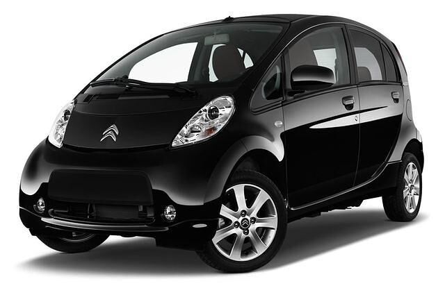 <h3 class='text-lg font-medium md:text-xl md:font-semibold'>Platz 1: Citroën C-Zero</h3><p><strong><a title="Tests und Erfahrungen Citroen C-Zero" href="https://www.autoplenum.de/auto/citroen/c-zero/kleinwagen-2010">Tests und Erfahrungen mit dem Citroen C-Zero</a></strong></p>
<p>Der franz&ouml;sische Stromer sieht nicht nur wie der Peugeot aus, er ist es auch: Die beiden franz&ouml;sischen Hersteller teilen sich sowohl die Technik als auch den Grundpreis.<br /> <strong>Grundpreis: 21.800 Euro</strong></p>
<p>&nbsp;</p>