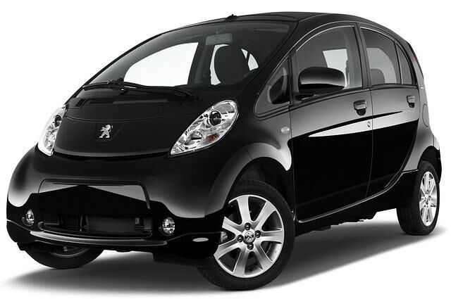 <h3 class='text-lg font-medium md:text-xl md:font-semibold'>Platz 2: Peugeot iOn</h3><p><strong><a title="Tests und Erfahrungen Peugeot iOn" href="https://www.autoplenum.de/auto/peugeot/ion/kleinwagen-2010">Tests und Erfahrungen mit dem Peugeot iOn</a></strong></p>
<p>Das Design kommt dir bekannt vor? Stimmt, das ist der Bruder des Mitsubishi auf Platz 5. G&uuml;nstiger ist er zwar, hat aber dieselbe Technik an Bord. Der Kofferraum des Franzosen ist allerdings merklich kleiner.<br /> <strong>Grundpreis: 21.800 Euro</strong></p>
<p>&nbsp;</p>
