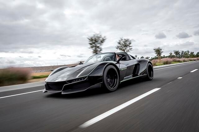 <h3 class='text-lg font-medium md:text-xl md:font-semibold'>Platz 2: Rezvani Beast Alpha X Blackbird</h3><p>&nbsp;</p>
<p>Platz 2 geht erneut an einen amerikanischen Supersportwagen in Kleinserie: den Rezvani Beast Alpha X Blackbird. Die Bestie hat satte 700 PS unter der Haube und schafft den Spurt von 0 auf 100 in ungef&auml;hr 2,9 Sekunden. Die Bezeichnung &bdquo;Blackbird&ldquo; verdankt der stealth-artige Renner &uuml;brigens dem Kampfjet Lockheed SR-71. Insgesamt sollen nur f&uuml;nf Fahrzeuge hergestellt werden. Der Einstiegspreis liegt umgerechnet bei knapp <strong>180.000 Euro</strong>.</p>
