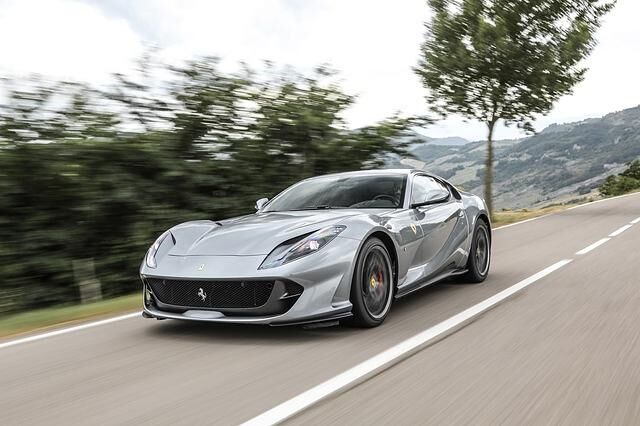 <h3 class='text-lg font-medium md:text-xl md:font-semibold'>Platz 5: Ferrari 812 Superfast</h3><p>&nbsp;</p>
<p>Unser Platz 5 hei&szlig;t Ferrari 812 Superfast. Superschnell ist dieser Bolide allemal: 800 PS katapultieren ihn in 2,9 Sekunden von 0 auf 100 km/h. Die Spitzengeschwindigkeit liegt bei 340 km/h. Der 812 Superfast ist etwas g&uuml;nstiger als der Porsche. Knapp <strong>283.000 Euro</strong> muss man auf den Tisch legen, wenn man dieses PS-Monster sein Eigen nennen will.</p>