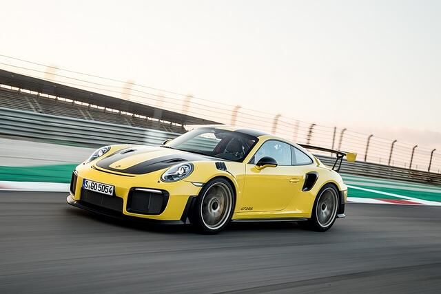 <h3 class='text-lg font-medium md:text-xl md:font-semibold'>Platz 6: Porsche 911 GT2 RS</h3><p>&nbsp;</p>
<p>Platz 6 kommt wieder aus Zuffenhausen und wird als direkter Konkurrent des Ferrari gehandelt: der Porsche 911 GT2 RS. Der Einstiegspreis f&uuml;r den 700 PS starken Brummer: knapp&nbsp;<strong>285.000 Euro</strong>. Die riesigen Lufteinl&auml;sse deuten an, dass der Porsche auf die Rennstrecke will. Das zeigen auch die Fahrwerte: Eine Beschleunigung von 0 auf 100 km/h in 2,8 Sekunden und H&ouml;chstgeschwindigkeit von 340 km/h.</p>
